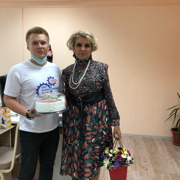 Представитель “Союза Машиностроителей” поздравил ростовскую школу с Днём учителя