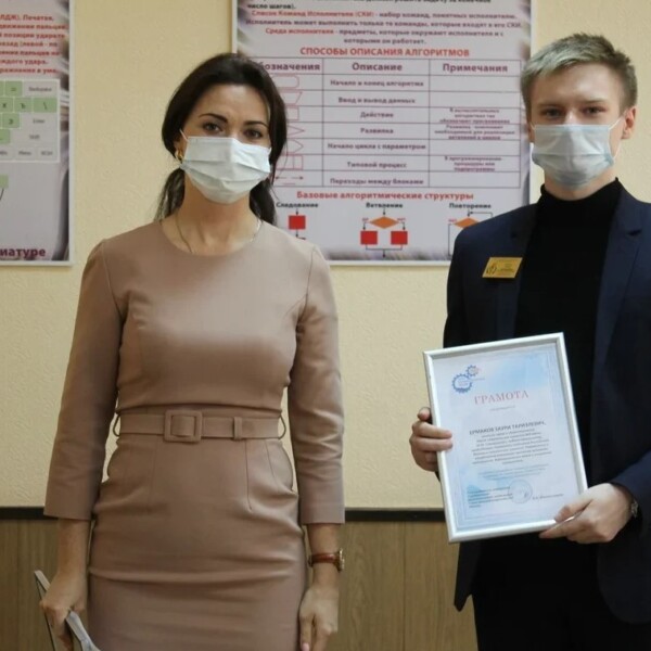 Лидия Новосельцева наградила молодогвардейцев