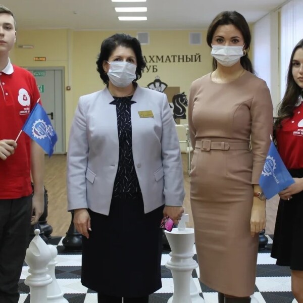 Лидия Новосельцева наградила юных волонтёров