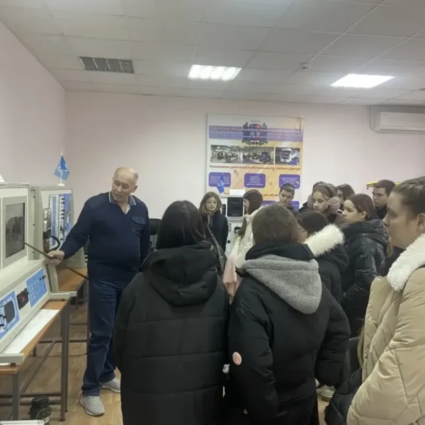 Экскурсия для учащихся 8 класса гимназии N76 по учебным мастерским ДПТК