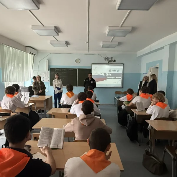 Ученики 8-х классов города Ростов-на-Дону приняли участие в тематическом мероприятии из цикла «СВОи: разговоры с героями»