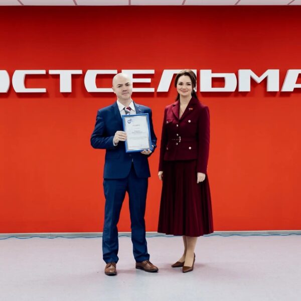 Заместитель председателя Ростовского регионального отделения «СоюзМаш» Лидия Новосельцева поздравила коллектив завода «Ростсельмаш» с юбилеем