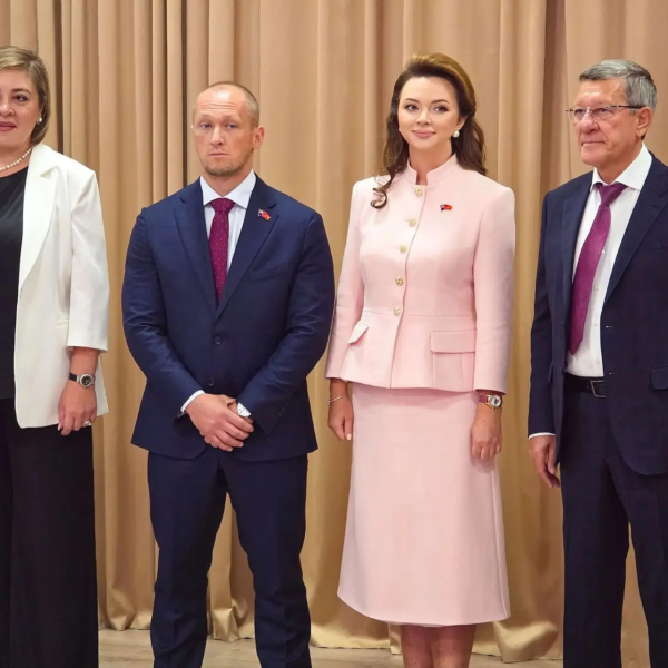 Заместитель полномочного представителя Президента РФ в ЮФО Владимир Гурба и представители СоюзМаш России поздравили гимназию «ДАР» с Днём знаний